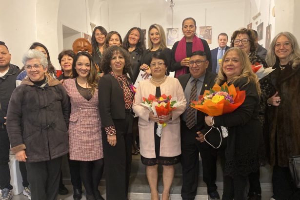 Grupo de ecuatorianos reciben reconocimiento por su profesionalidad en un evento Organizado por la Asociación Carita de Dios en conjunto con M&M Eventos & Eventos