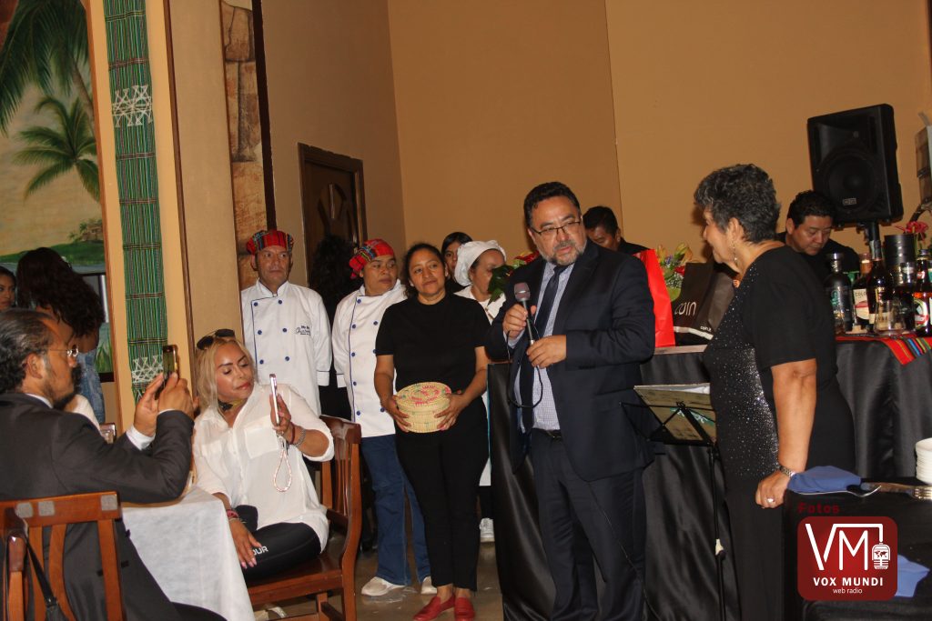 Embajador  de Guatemala ante la Sante Sede  Alfredo Vasquez saluda al personal del restaurante "Yo Soy Guatemala" en la inauguración